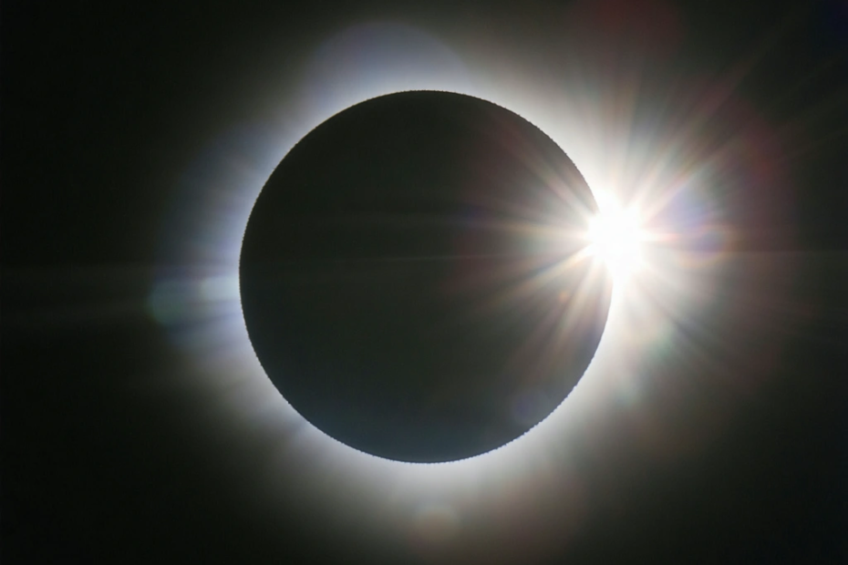 Potpuno Pomračenje Sunca: Čarolija Na Nebu